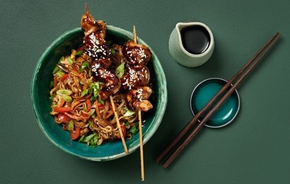 YAKITORI CHICKEN SKEWERS ON YAKISOBA NOODLES